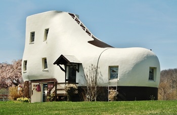 Haines shoe house 350.jpg