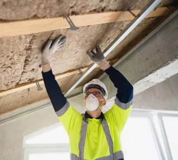 CIOB Worker installing insulation panels 350.jpeg.jpg