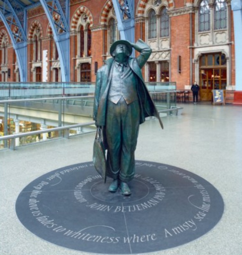 Sir John Betjeman at St Pancras Station.jpg
