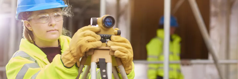 CIOB Young female construction worker 1000.jpeg.jpg