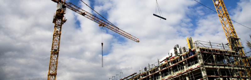 File:Cranes on construction-site 1000.jpg