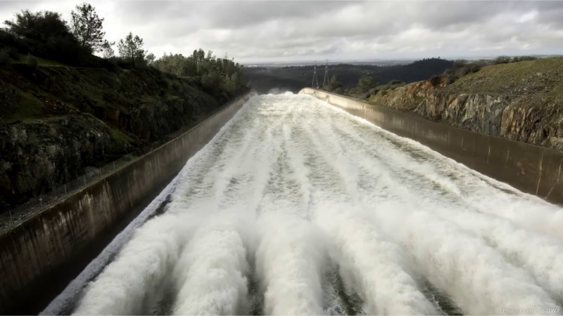 File:Oroville Dam Spillway 2.jpg